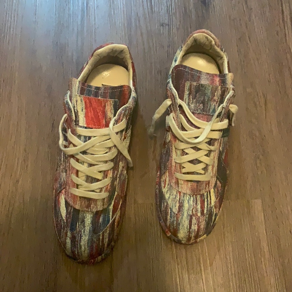 These are some great Maison Margielas. They’re in great shape. Worn only twice.